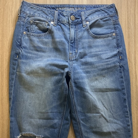 American Eagle High Rise Tomgirl Distressed Jeans! Size 4LONG - Picture 3 of 11
